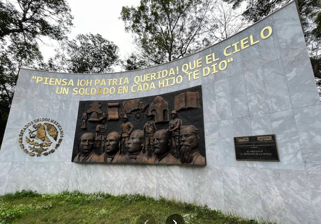 Hemiciclo al Defensor de la Patria-0