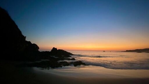 Disfruta el atardecer en la playa-0