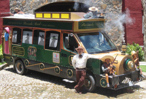 Explora el pueblo a bordo de un tren turístico-0