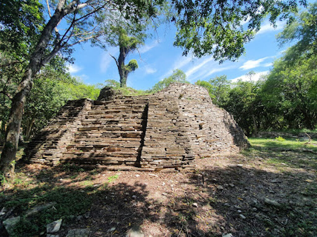 Zona arqueológica El Sabinito-1